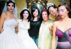 Iman entourée de ses modèles, surtout la robe de mariage présentée par l’actrice Jomana Mourad.