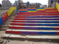Les escaliers de vives couleurs gaies