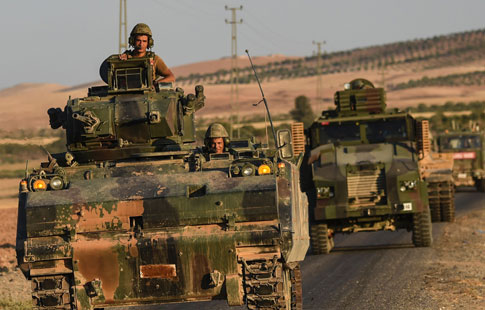 Des blindés turcs se dirigent vers le territoire syrien.
