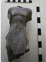 Statue royale non identifiée en granit noir. (Photo : Ministère des Antiquités)