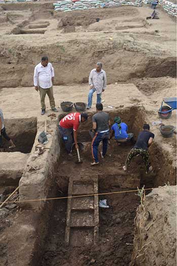 Salle de fête et fragments de la statue de Psammétique Ier découverts à Matariya