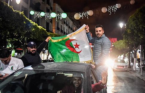 Scènes de liesse à Alger suite au renoncement de Bouteflika à un 5e mandat.