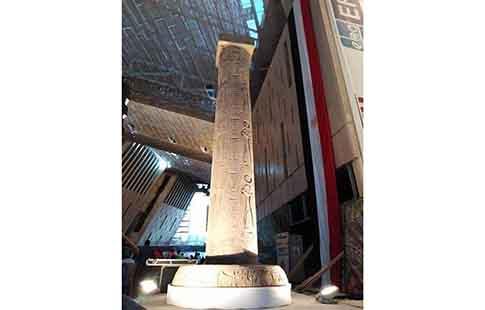 Ramsès et Mérenptah décorent l’entrée du GEM