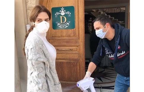 La star Cyrine Abdel-Nour portant son masque.