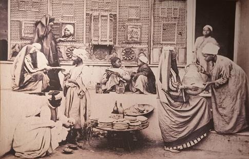 Des marchands exposant leurs marchandises en 1871.