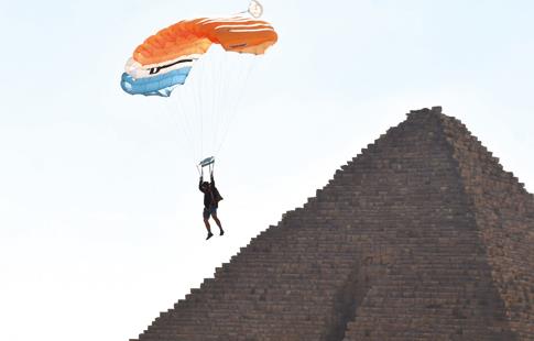 L’équipe française Airwax (Greg et Karine) faisant des acrobaties au-dessus des pyramides.