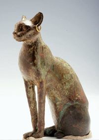 Statue du chat Bastet en bronze datant entre les VIIe et IVe siècles av. J.-C. (collection L. Morond