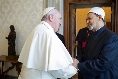 Le grand imam d'Al-Azhar et le pape François signent la Déclaration interconfessionnelle d'Abu-Dhabi