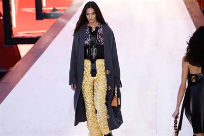 A Paris, Vuitton lance la Fashion week avec un super show ambiance Western