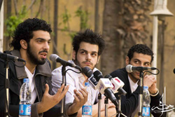 Rami Essam avec un membre de son groupe, lors de la conférence de presse où il a annoncé la nouvelle.
